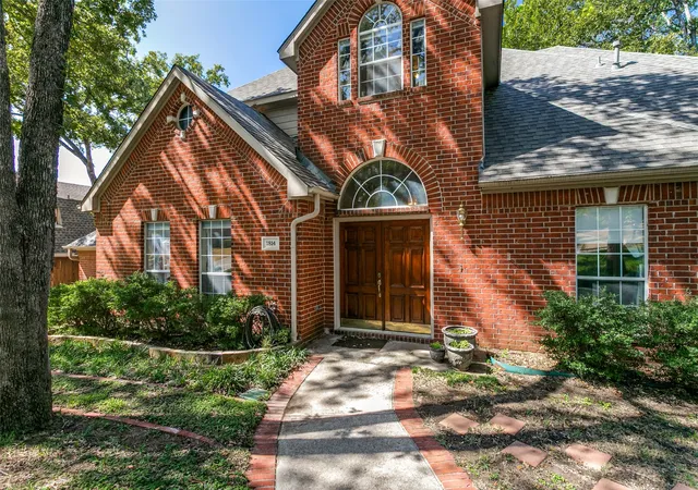 Photo 2 of Single family home for sale at 1814 Woodridge Dr, Arlington, TX 76013 | MLS# 21385723 | Listing updated on 2026-09-25