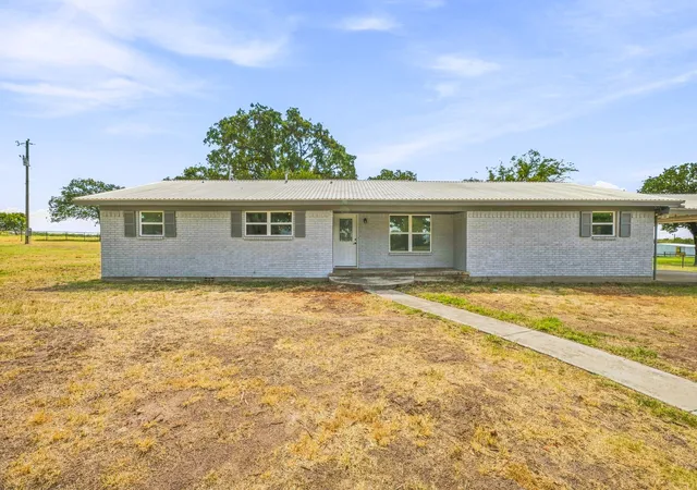 Photo 1 of Single family home for sale at 1490 County Rd 185, Stephenville, TX 76401 | MLS# 21385939 | Listing updated on 2026-09-15