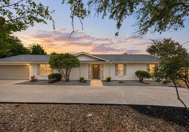 Photo 1 of Single family home for sale at 5105 Fairway Cir, Granbury, TX 76049 | MLS# 21384090 | Listing updated on 2026-09-15