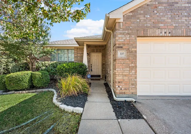 Photo 2 of Single family home for sale at 337 Turquoise Dr, Fort Worth, TX 76131 | MLS# 21385700 | Listing updated on 2026-10-01