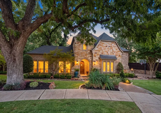 Photo 1 of Sale Pending at 1700 Surrey Ln, Mc Kinney, TX 75072 | MLS# 21384129 | Listing updated on 2026-10-06