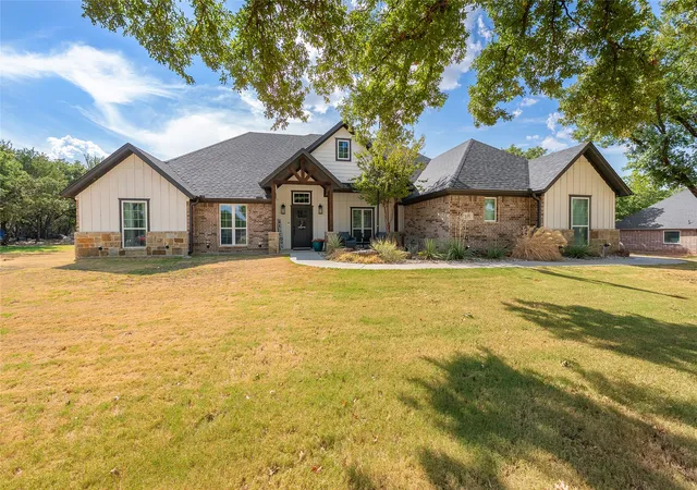 Photo 2 of Single family home for sale at 1075 Knoxmiller Ct, Weatherford, TX 76088 | MLS# 21386228 | Listing updated on 2026-10-05