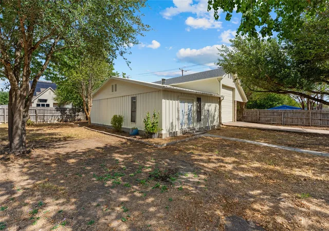 Photo 2 of Single family home for sale at 303 S Cedar Ridge Cir, Robinson, TX 76706 | MLS# 21386256 | Listing updated on 2026-09-15