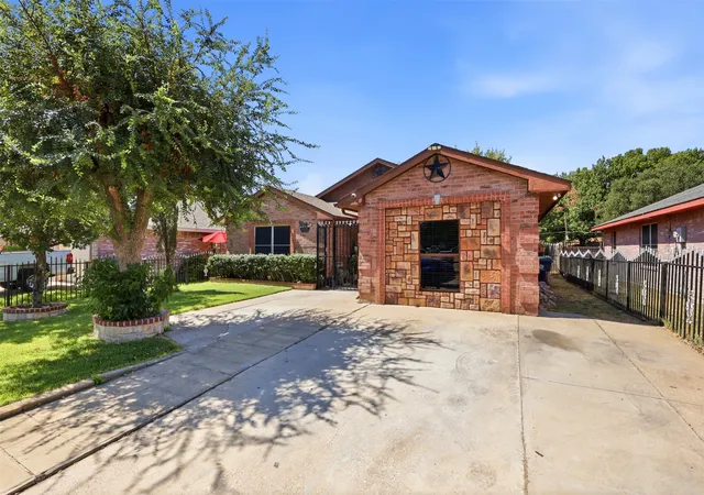 Photo 2 of Single family home for sale at 4704 Lizzy Dr, Dallas, TX 75211 | MLS# 21385728 | Listing updated on 2026-10-03