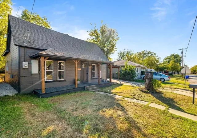 Photo 1 of Single family home for sale at 306 Hall St, Whitesboro, TX 76273 | MLS# 21387007 | Listing updated on 2026-09-29