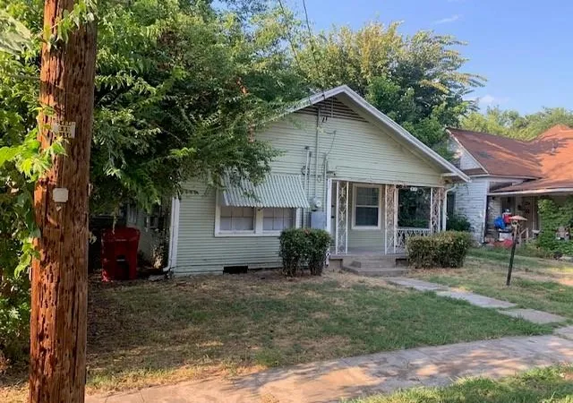 Photo 1 of Single family home for sale at 611 E 10th Street, Bonham, TX 75418 | MLS# 21385637 | Listing updated on 2026-09-16