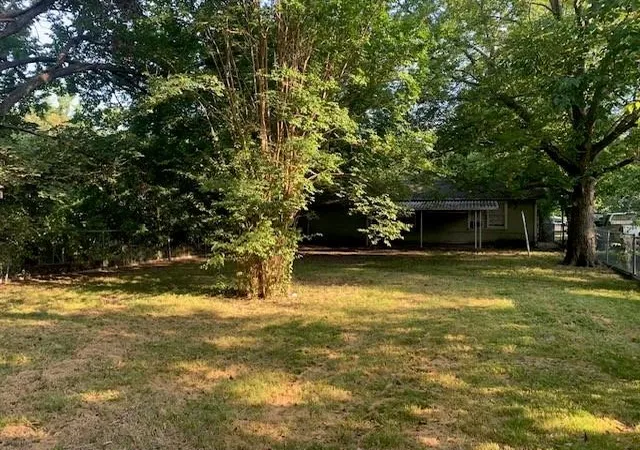 Photo 3 of Single family home for sale at 611 E 10th Street, Bonham, TX 75418 | MLS# 21385637 | Listing updated on 2026-09-16