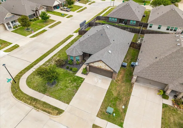 Photo 3 of Single family home for sale at 228 Garden Grv Dr, Waxahachie, TX 75165 | MLS# 21387075 | Listing updated on 2026-10-07