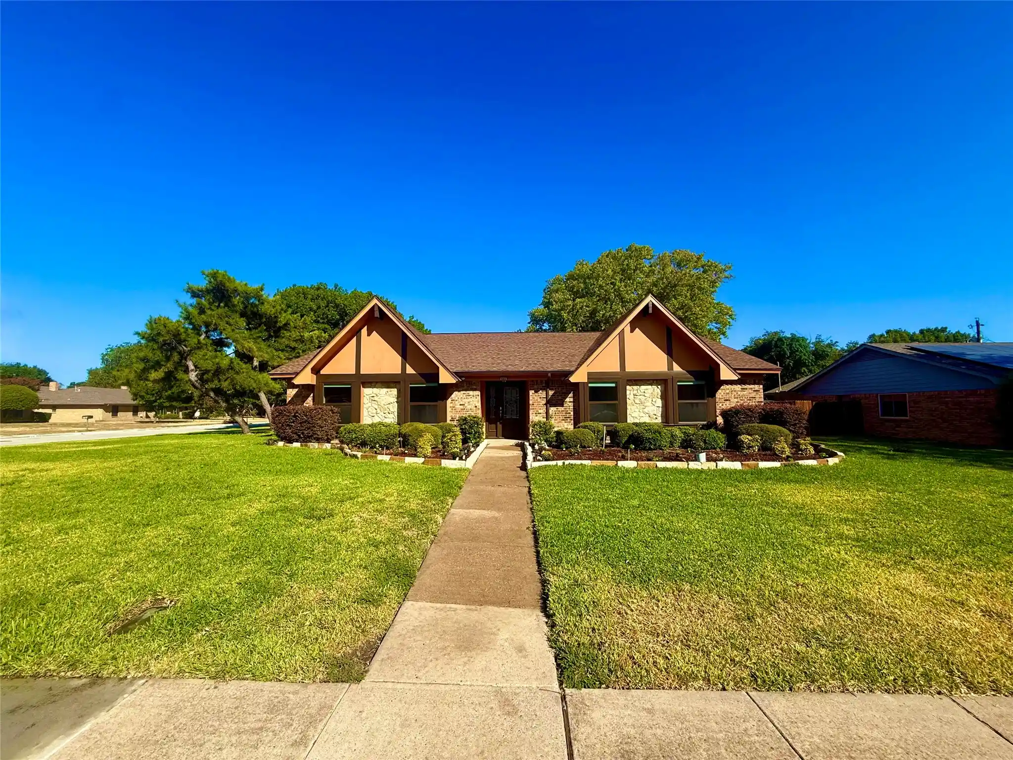 Photo 1 of Single family home for sale at 442 Valley Glen Dr, Richardson, TX 75080 | MLS# 21387159 | Listing updated on 2026-10-24
