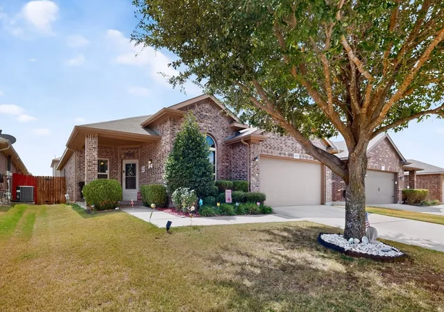 Photo 1 of Single family home for sale at 4817 Willow Branch Ct, Fort Worth, TX 76036 | MLS# 21386343 | Listing updated on 2026-09-30