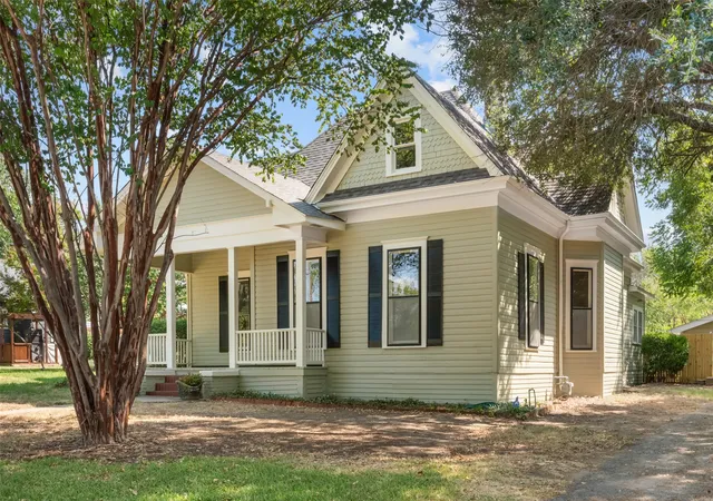 Photo 2 of Single family home for sale at 206 E Josephine St, Weatherford, TX 76086 | MLS# 21387263 | Listing updated on 2026-10-04
