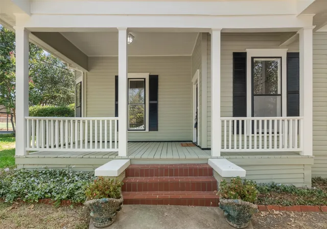 Photo 3 of Single family home for sale at 206 E Josephine St, Weatherford, TX 76086 | MLS# 21387263 | Listing updated on 2026-10-04