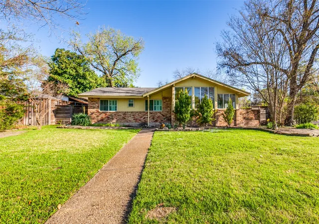 Photo 2 of Sale Pending at 9759 Shoreview Rd, Dallas, TX 75238 | MLS# 21387065 | Listing updated on 2026-10-09