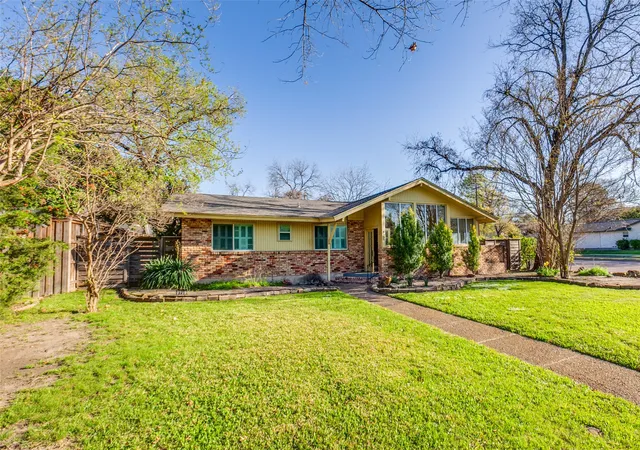 Photo 3 of Sale Pending at 9759 Shoreview Rd, Dallas, TX 75238 | MLS# 21387065 | Listing updated on 2026-10-09