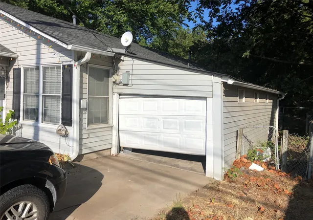 Photo 2 of Single family home for sale at 404 N Mill St, Bowie, TX 76230 | MLS# 21387272 | Listing updated on 2026-10-01