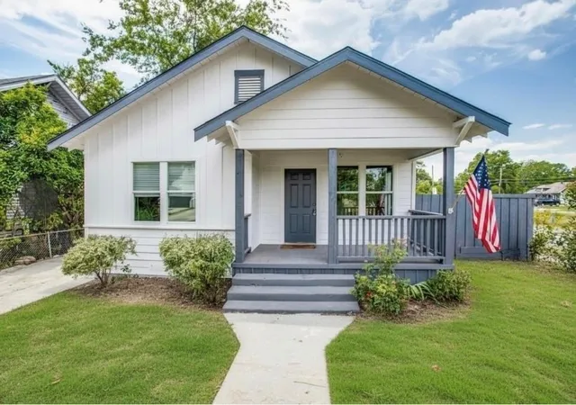 Single family home for sale at 403 Parkview Ave, Dallas, TX 75223 | MLS# 21387133