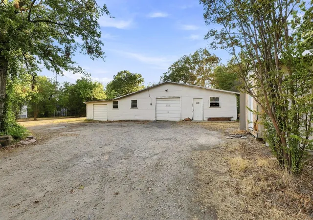 Photo 1 of Single family home for sale at 1705 Morse St, Commerce, TX 75428 | MLS# 21383605 | Listing updated on 2026-09-16