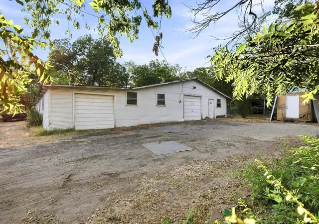 Photo 2 of Single family home for sale at 1705 Morse St, Commerce, TX 75428 | MLS# 21383605 | Listing updated on 2026-09-16
