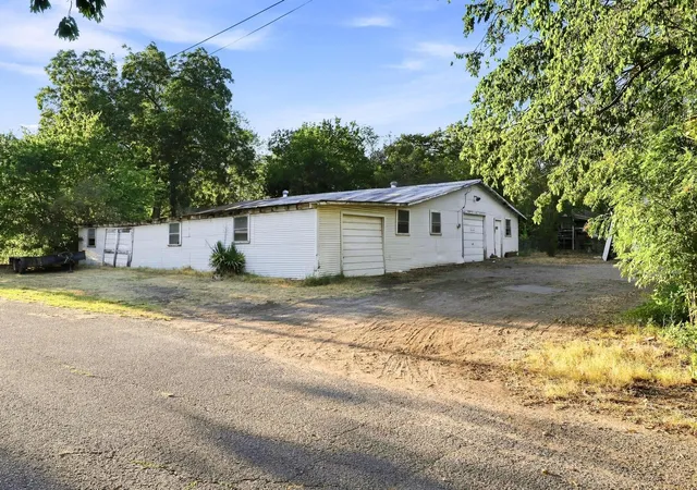 Photo 3 of Single family home for sale at 1705 Morse St, Commerce, TX 75428 | MLS# 21383605 | Listing updated on 2026-09-16