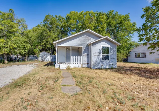 Photo 2 of Single family home for sale at 106 Bales St #108, Cleburne, TX 76033 | MLS# 21386880 | Listing updated on 2026-10-06