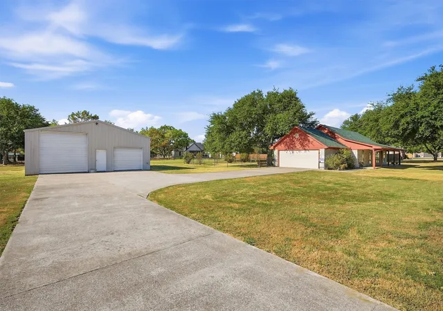 Photo 3 of Single family home for sale at 212 Bobby Sam Ct, Collinsville, TX 76233 | MLS# 21382217 | Listing updated on 2026-10-05