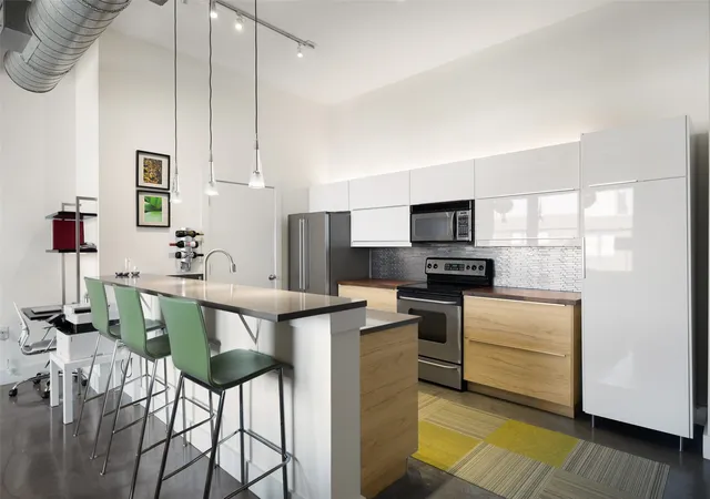 Listing Photo 5 - Condo for sale in building located at 2502 Live Oak St, Dallas, TX 75204 - Unit #329