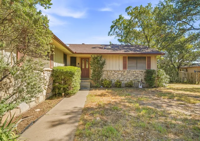 Photo 2 of Single family home for sale at 4017 Dakota Trl, Granbury, TX 76048 | MLS# 21386351 | Listing updated on 2026-10-05