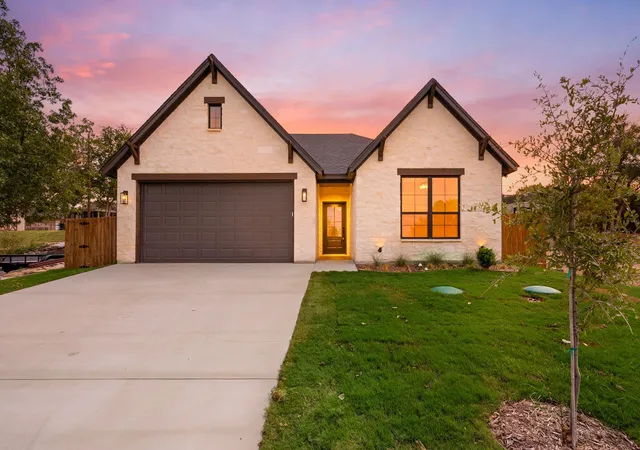 Photo 1 of Single family home for sale at 605 Mustang Trl, Granbury, TX 76049 | MLS# 21387199 | Listing updated on 2026-09-16