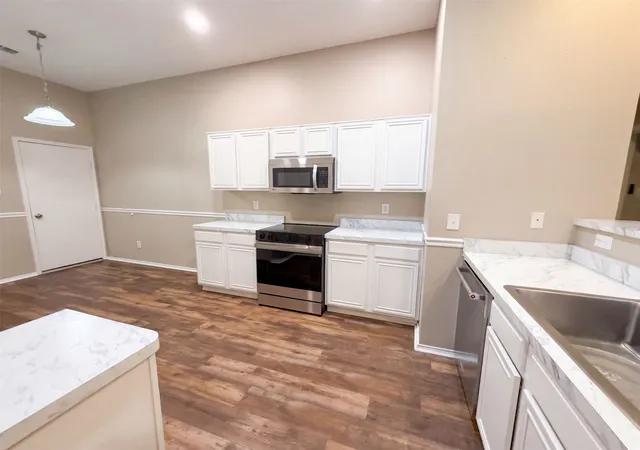 Photo 2 of Single family home for sale at 809 Canyon Cvs Dr, Burleson, TX 76028 | MLS# 21387567 | Listing updated on 2026-10-01