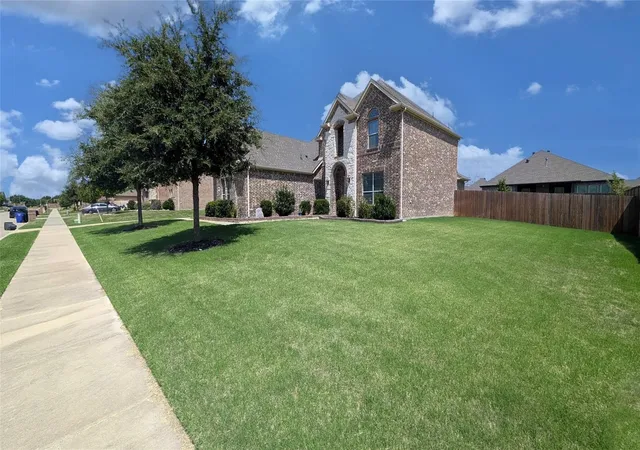 Photo 3 of Single family home for sale at 5205 Shelter Point Ct, Mansfield, TX 76063 | MLS# 21387458 | Listing updated on 2026-10-09