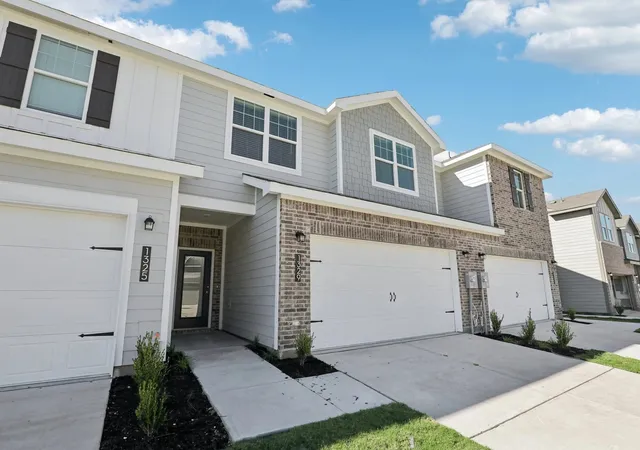Photo 2 of Townhouse for sale at 208 Ashford Ln, Cedar Hill, TX 75104 | MLS# 21387599 | Listing updated on 2026-10-05