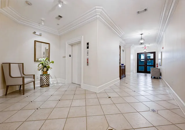 Listing Photo 5 - Condo for sale in building located at 8505 Edgemere Rd, Dallas, TX 75225 - Unit #202