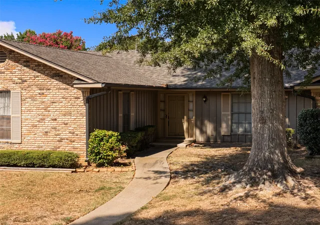 Photo 2 of Single family home for sale at 515 Berkshire Dr, Longview, TX 75605 | MLS# 21387612 | Listing updated on 2026-10-01