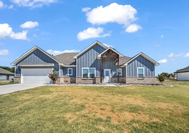 Photo 2 of Single family home for sale at 1017 Don Eve Ct, Azle, TX 76020 | MLS# 21386556 | Listing updated on 2026-10-09