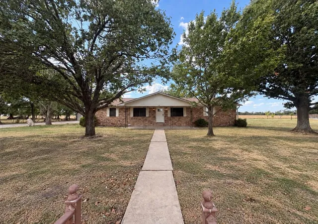 Photo 3 of Sale Pending at 801 N Main St, Dodd City, TX 75438 | MLS# 21387366 | Listing updated on 2026-09-27