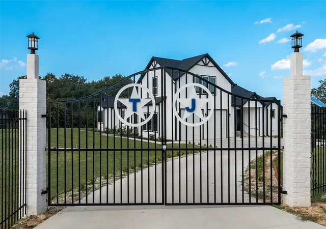 Photo 1 of Mansion for sale at 911 Oldgate Rd, Fort Worth, TX 76108 | MLS# 21387738 | Listing updated on 2026-09-18