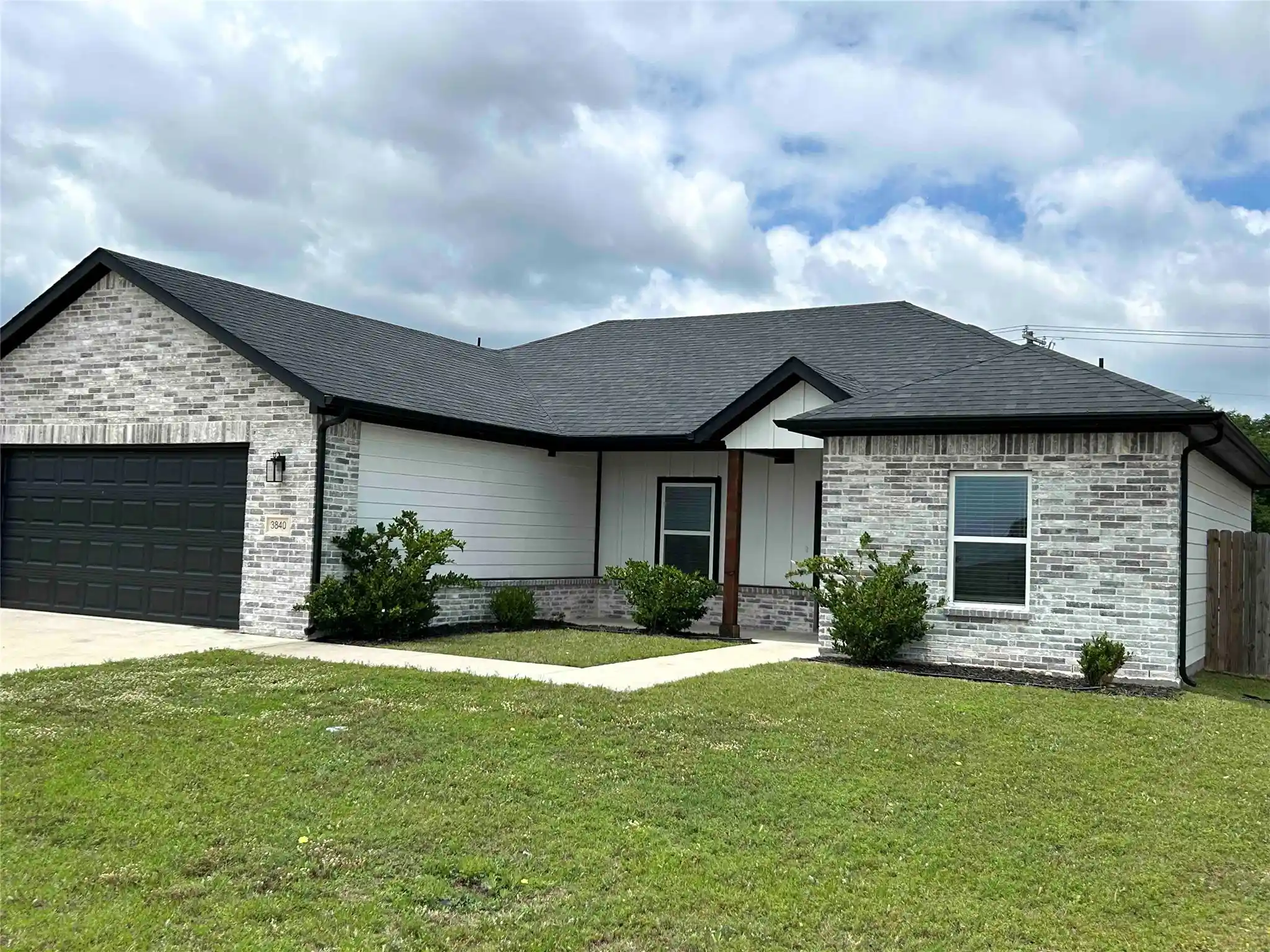 Photo 1 of Single family home for sale at 3840 Skylane Ave, Corsicana, TX 75110 | MLS# 21386444 | Listing updated on 2026-10-12