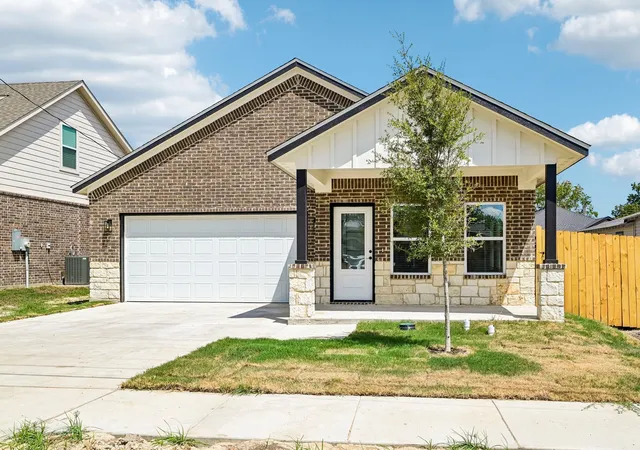 Photo 3 of Single family home for sale at 305 Campbell St, Terrell, TX 75160 | MLS# 21387757 | Listing updated on 2026-09-16