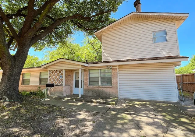Photo 2 of Sale Pending at 917 Bluebonnet Ln, Mesquite, TX 75149 | MLS# 21387619 | Listing updated on 2026-10-05
