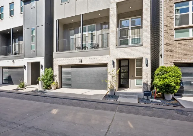 Photo 1 of Single family home for sale at 2637 Carolwood Ln, Dallas, TX 75212 | MLS# 21384001 | Listing updated on 2026-09-16
