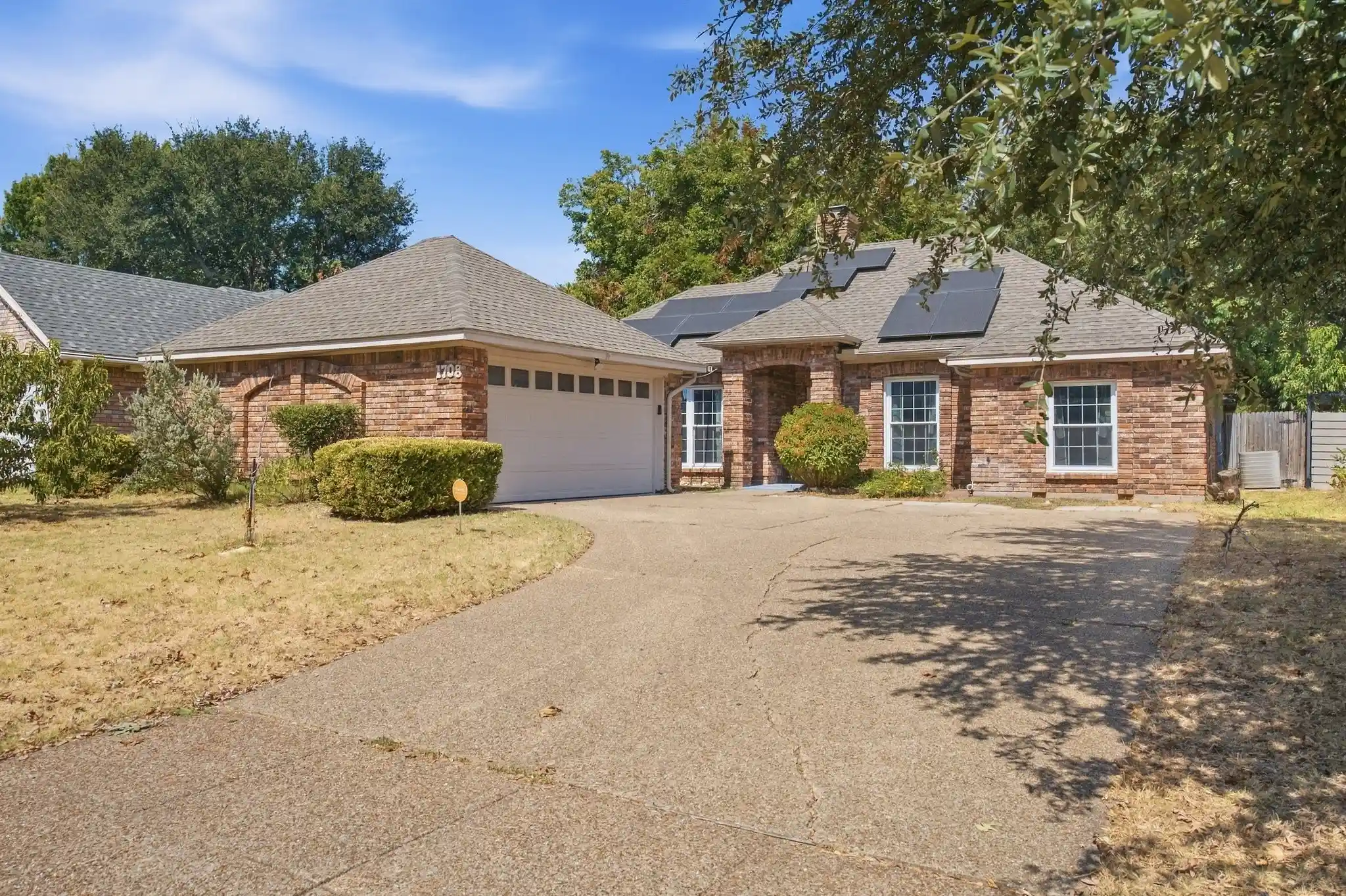 Single family home for sale at 1708 Willow Vale Dr, Fort Worth, TX 76134 | MLS# 21387585