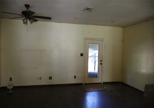 Photo 3 of Single family home for sale at 127 Lynne, Mabank, TX 75156 | MLS# 21387527 | Listing updated on 2026-09-21
