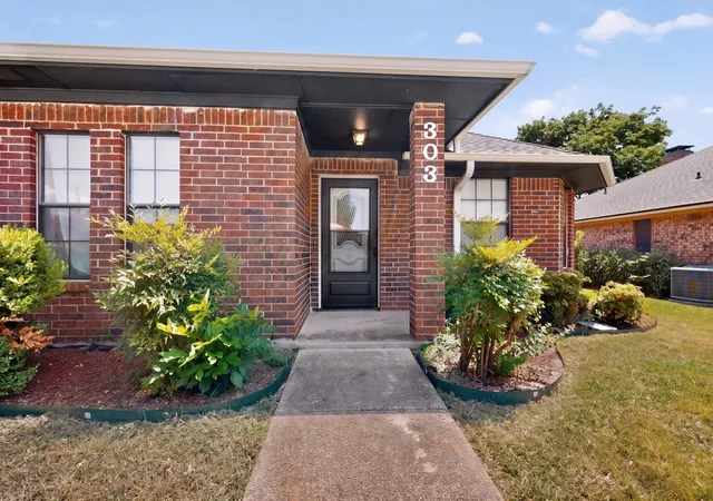 Photo 2 of Sale Pending at 303 Stoneybrook Dr, Wylie, TX 75098 | MLS# 21351955 | Listing updated on 2026-10-01