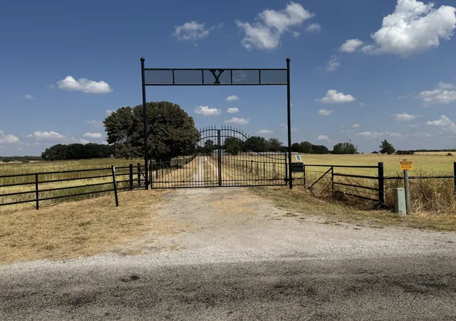 Photo 3 of Manufactured home for sale at 00 County Rd 1785, Sunset, TX 76270 | MLS# 21387869 | Listing updated on 2026-09-22