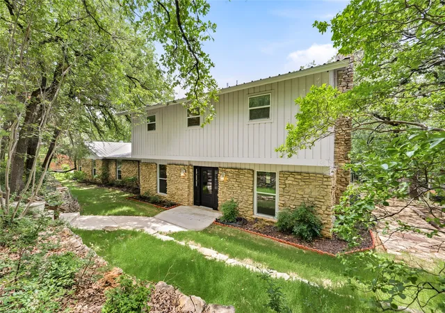 Photo 1 of Single family home for sale at 2127 Los Robles St, Grapevine, TX 76051 | MLS# 21387891 | Listing updated on 2026-09-17