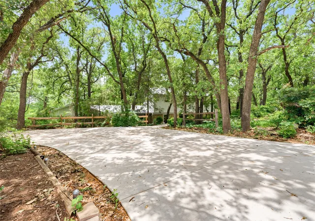 Photo 2 of Single family home for sale at 2127 Los Robles St, Grapevine, TX 76051 | MLS# 21387891 | Listing updated on 2026-09-17