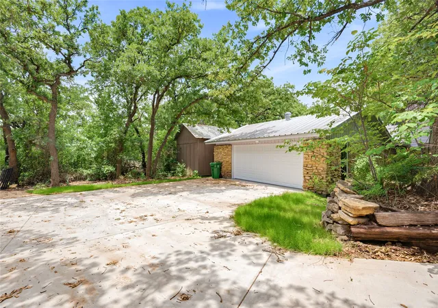 Photo 3 of Single family home for sale at 2127 Los Robles St, Grapevine, TX 76051 | MLS# 21387891 | Listing updated on 2026-09-17