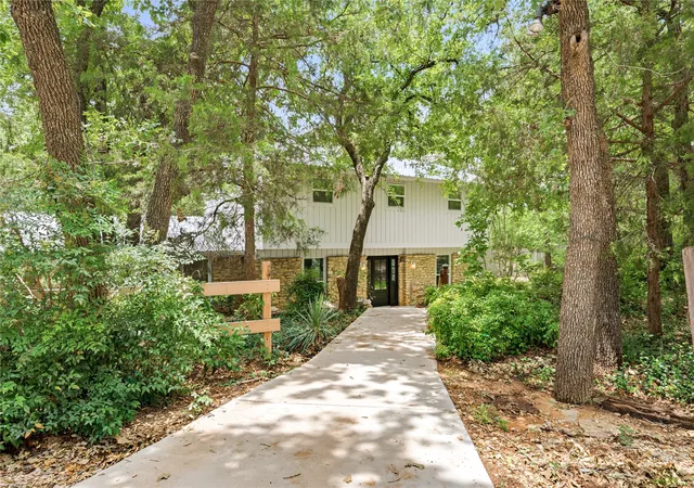 Photo 3 of Single family home for sale at 2127 Los Robles St, Grapevine, TX 76051 | MLS# 21387891 | Listing updated on 2026-09-17