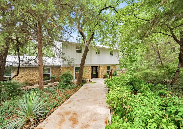 Photo 4 of Single family home for sale at 2127 Los Robles St, Grapevine, TX 76051 | MLS# 21387891 | Listing updated on 2026-09-17