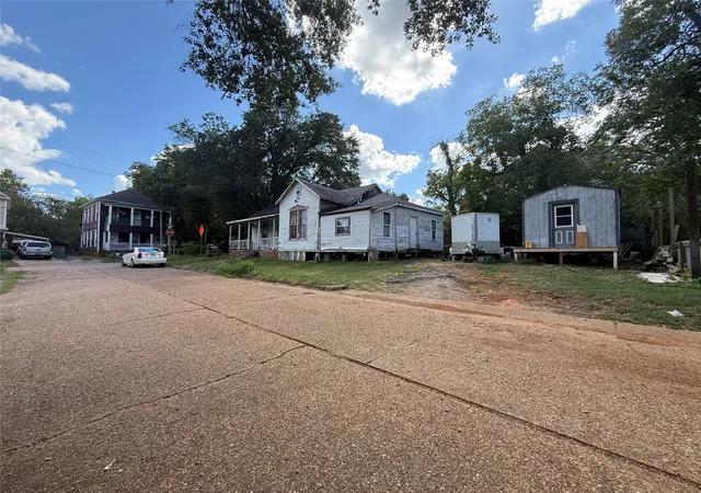 Photo 3 of Single family home for sale at 109 E Gooch St, Palestine, TX 75801 | MLS# 21385702 | Listing updated on 2026-09-17